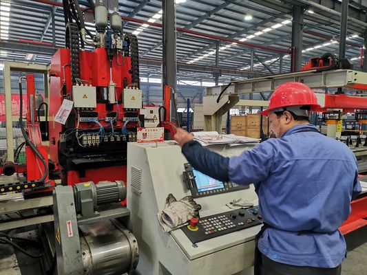Высококонфигурированная мощность 60 кВт CNC-плита 3 оси Автоматическая перфорационная машина Гидравлическая перфорационная машина продольных балки
