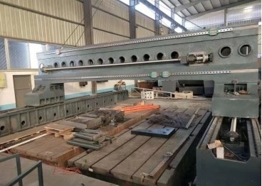 3000*3000 Размер заготовки BT50 CNC-буровая машина для сверливания плит 30 KW Сервоспеленка Моторная мощность