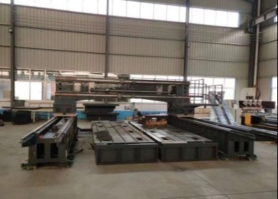 3000*3000 Размер заготовки BT50 CNC-буровая машина для сверливания плит 30 KW Сервоспеленка Моторная мощность