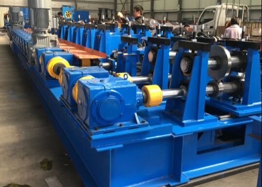 10мм Стальная полоса Толщина U-образный Сквозной вал Автоматическая регулируемая формовочная машина Модель UF150