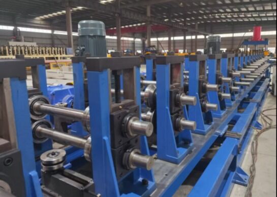 ≤1000 мм Стальная полоса Ширина U-образная Регулируемая роликовая формовочная машина ≤10000 кг Вес одного рулона